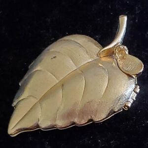 Avon goldtone fragrance diffuser leaf brooch